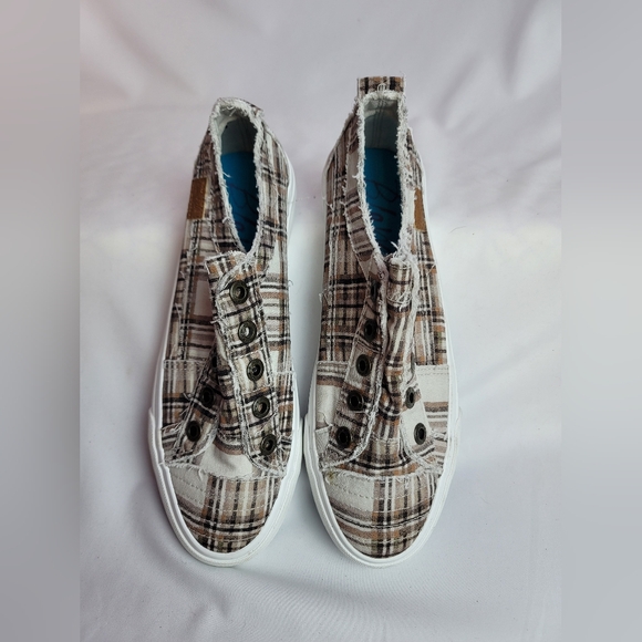 Casual Sneaks - Picture 2 of 3